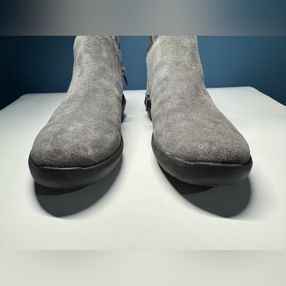 Clarks Women’s Sz 7.5 M Kayleigh Mid Ankle Boot Side Zip Gray Suede Shoes - Picture 3 of 10
